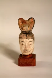 Kopf eines zivilen Beamten auf einem europäischen Holzständer, aus einem Grab in Nordchina, 618-705